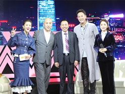 新望董事長(zhǎng)羅永輝與著名歌星劉尊老師、汪正正老師、郭津彤老師、主持人雅琪在北京電視臺(tái)錄制節(jié)目現(xiàn)場(chǎng)親切合影